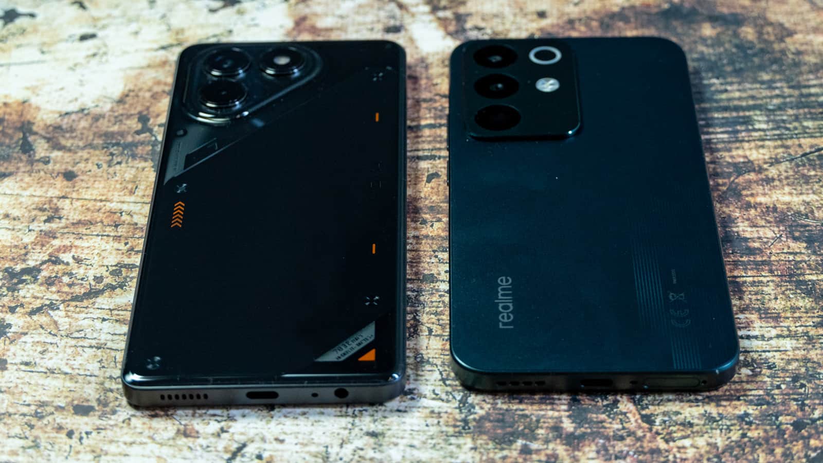 Side-by-side benchmark testing setup capturing live performance output — Photo: Sergey Kuznetsov