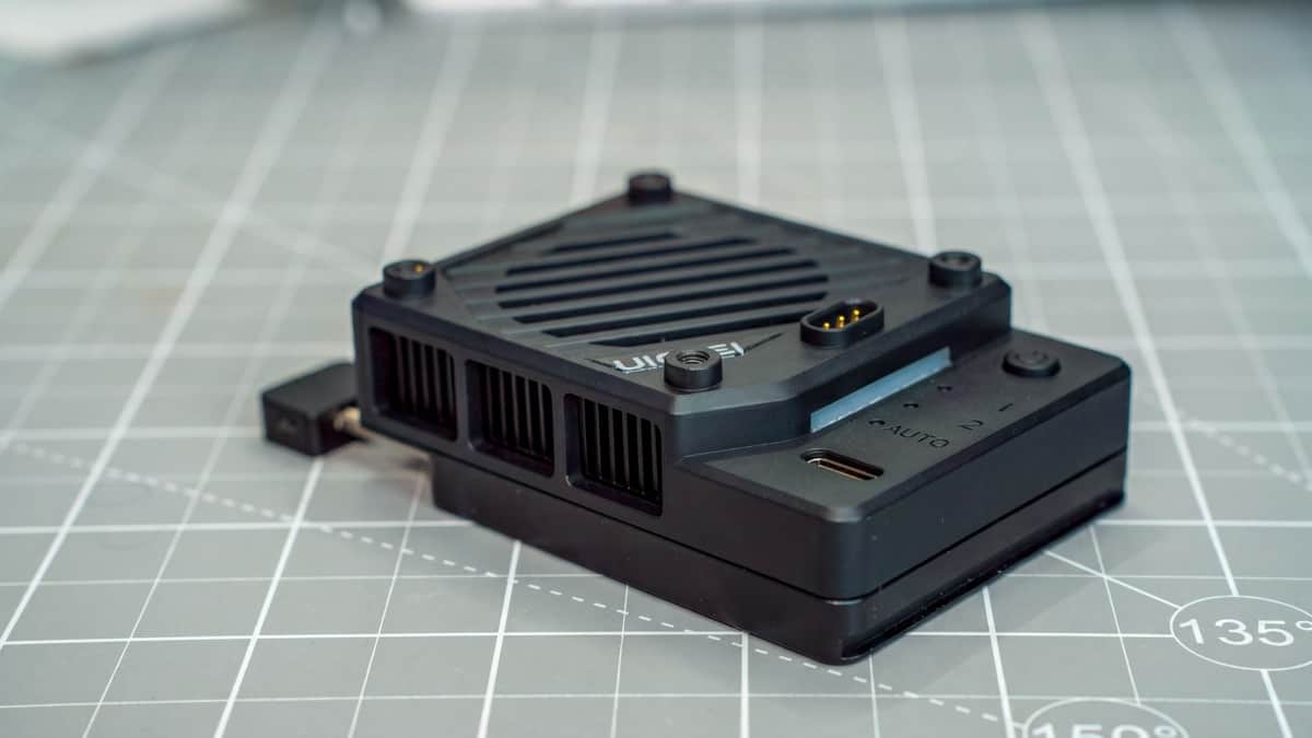 Ulanzi CU01 fully assembled with 3,000mAh magnetic battery pack docked seamlessly into place