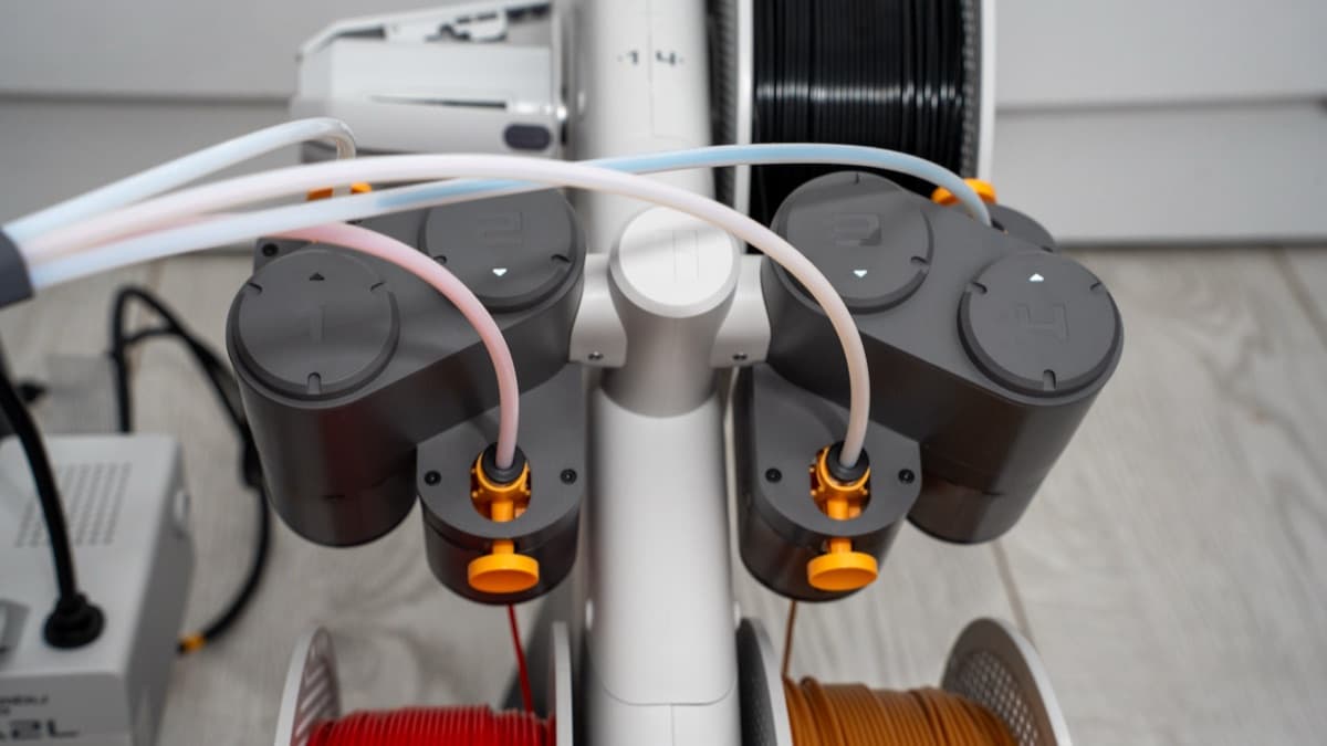 Spring-loaded rotary chucks securing spools without rim friction