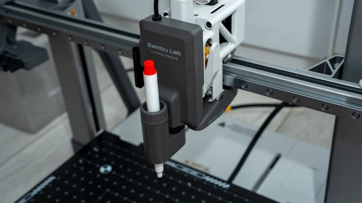 Spring-loaded pen chuck mechanism mounted onto the toolhead gantry