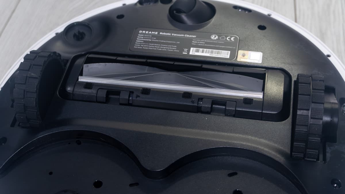 Close-up of the solid rubber bristle-free main roller brush designed to prevent hair tangles