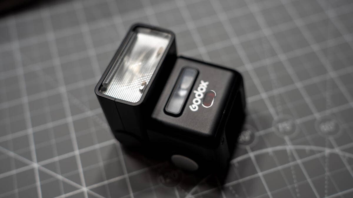 Vertical bounce articulation with pull-out reflector and diffuser card