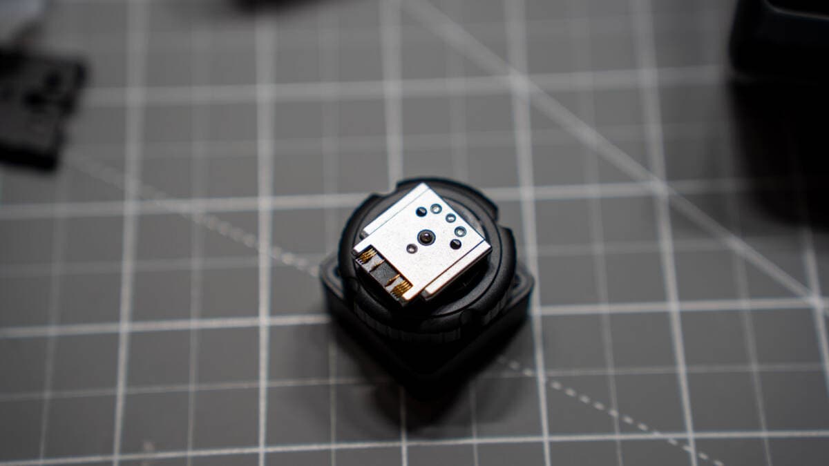 Extremely compact hand feel of the Godox iT32 speedlight