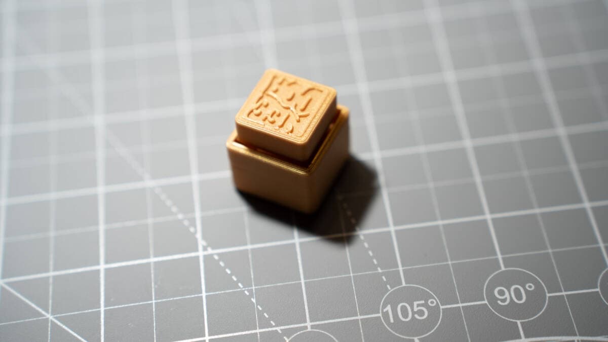 Handheld off-camera shooting technique using magnetic detachment