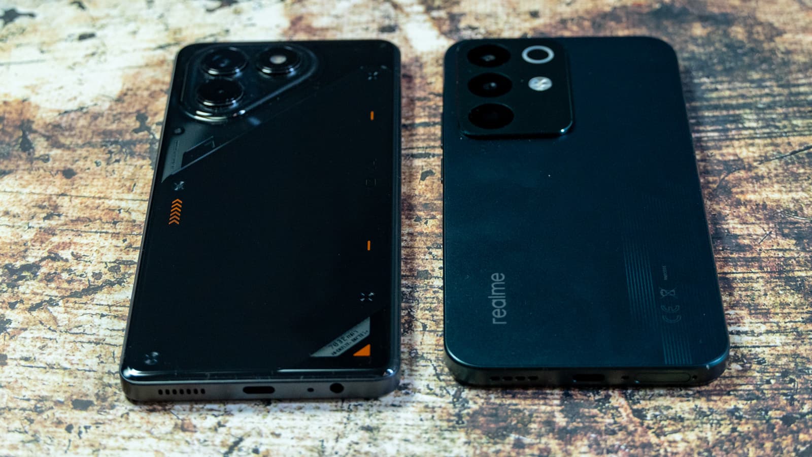Side-by-side benchmark testing setup capturing live performance output — Photo: Sergey Kuznetsov