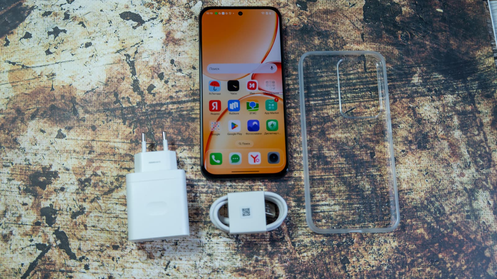USB-C charging ports and bottom edge hardware on both devices — Photo: Sergey Kuznetsov