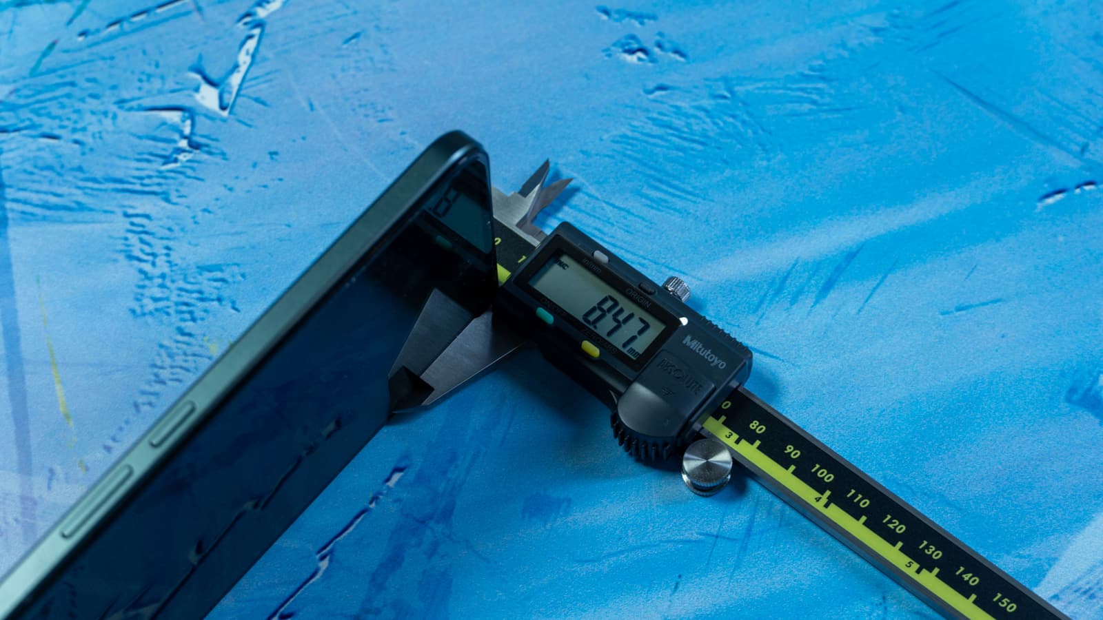 Rear finishes: realme matte anti-smudge coating vs. TECNO glossy cyber-panel — Photo: Sergey Kuznetsov