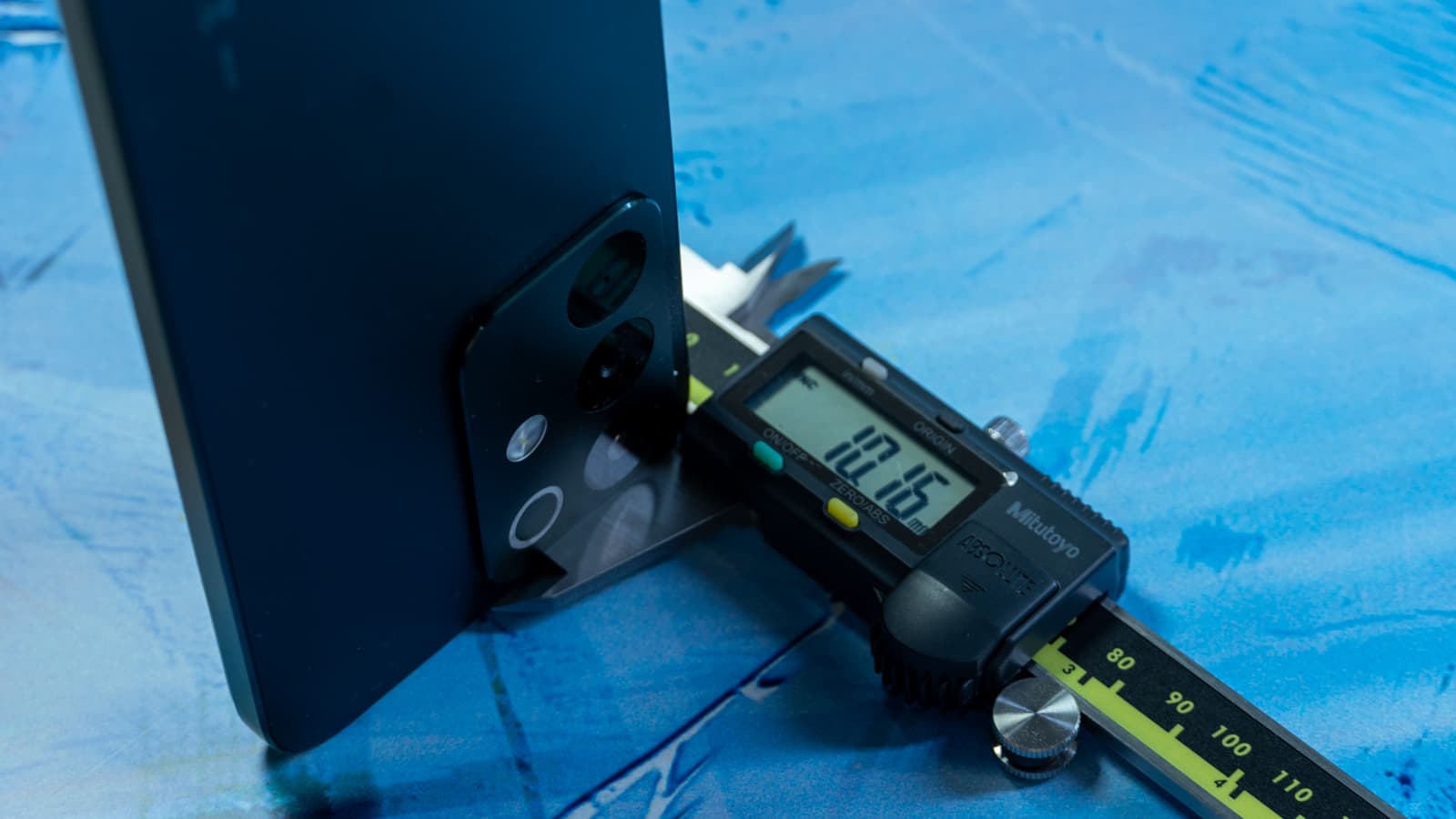 Angled profile showcasing the camera module depth on both handsets — Photo: Sergey Kuznetsov