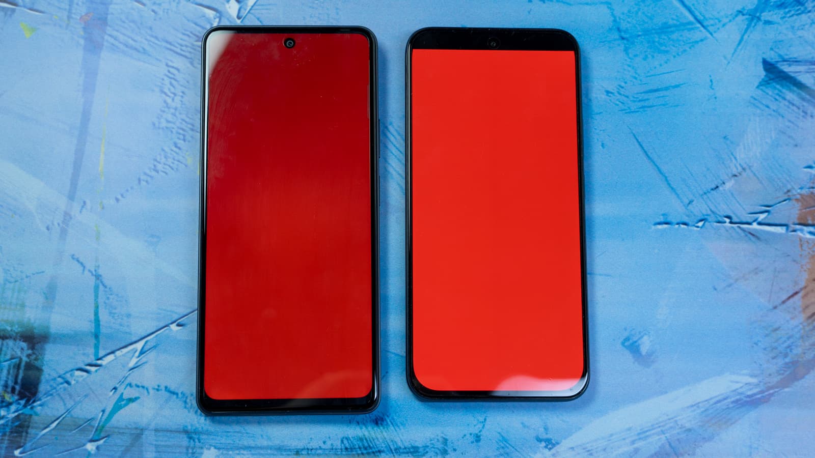 Black level and contrast comparison: AMOLED infinite contrast vs. IPS backlight bleed — Photo: Sergey Kuznetsov