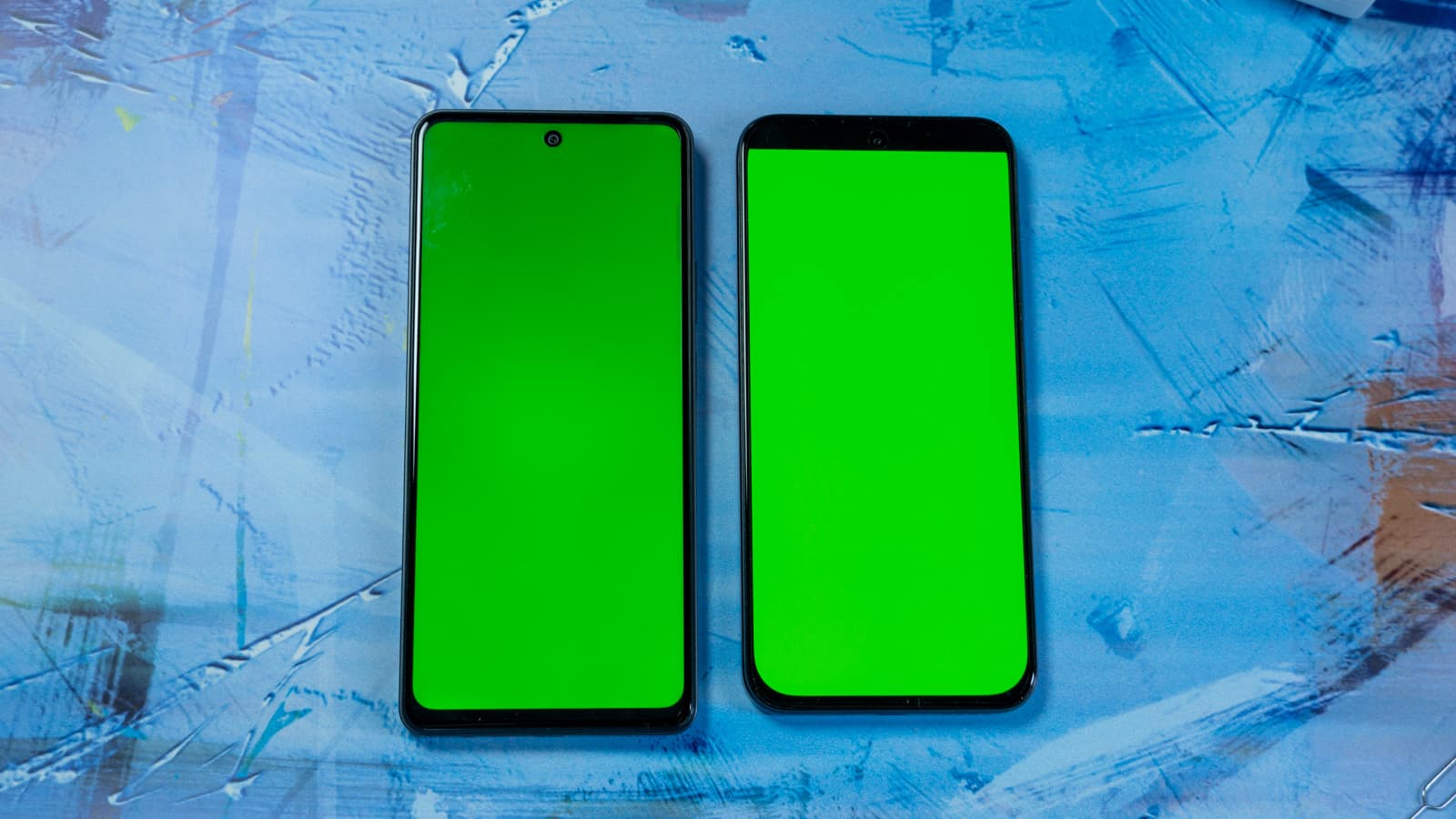 Outdoor sunlight legibility test comparing 1,200-nit AMOLED against 580-nit IPS — Photo: Sergey Kuznetsov