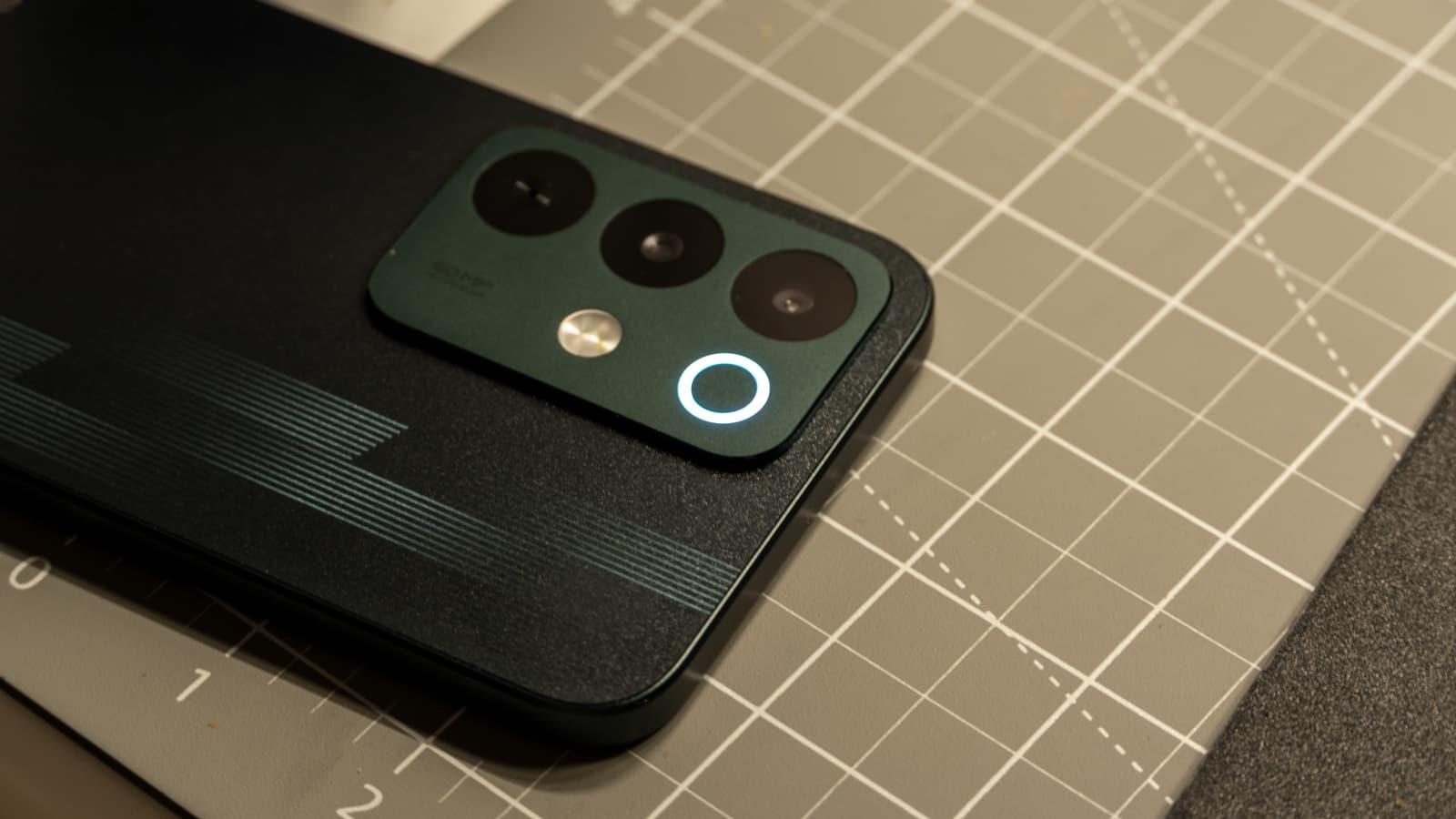 realme Pulse Light notification halo glowing around the rear camera housing — Photo: Sergey Kuznetsov