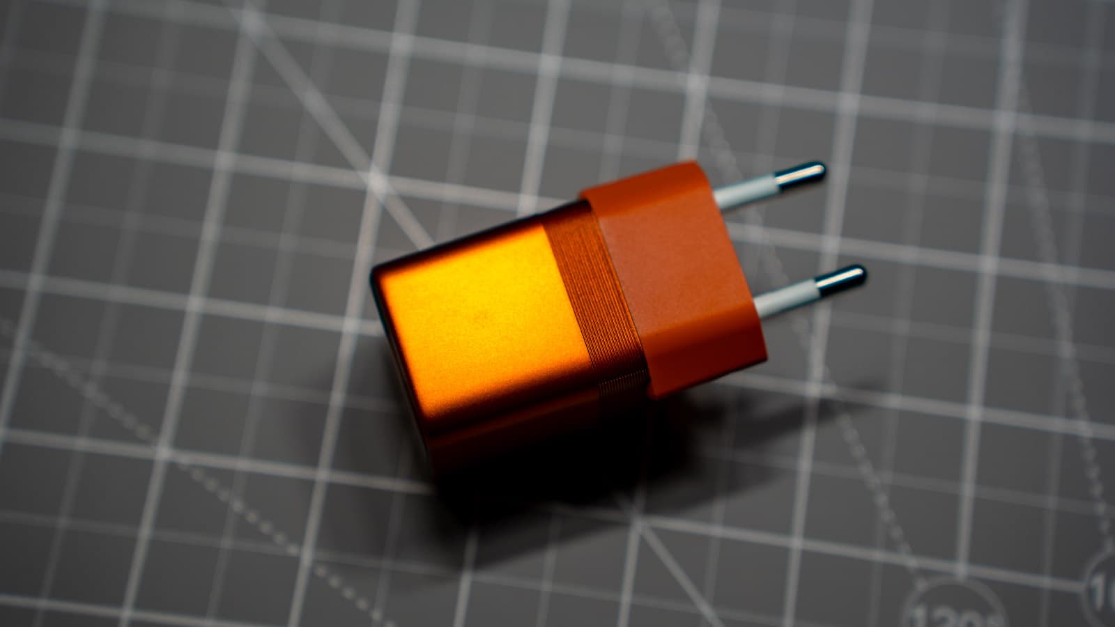 Detail view of the tactile ribbed grip near the base of the charger — Photo: Sergey Kuznetsov