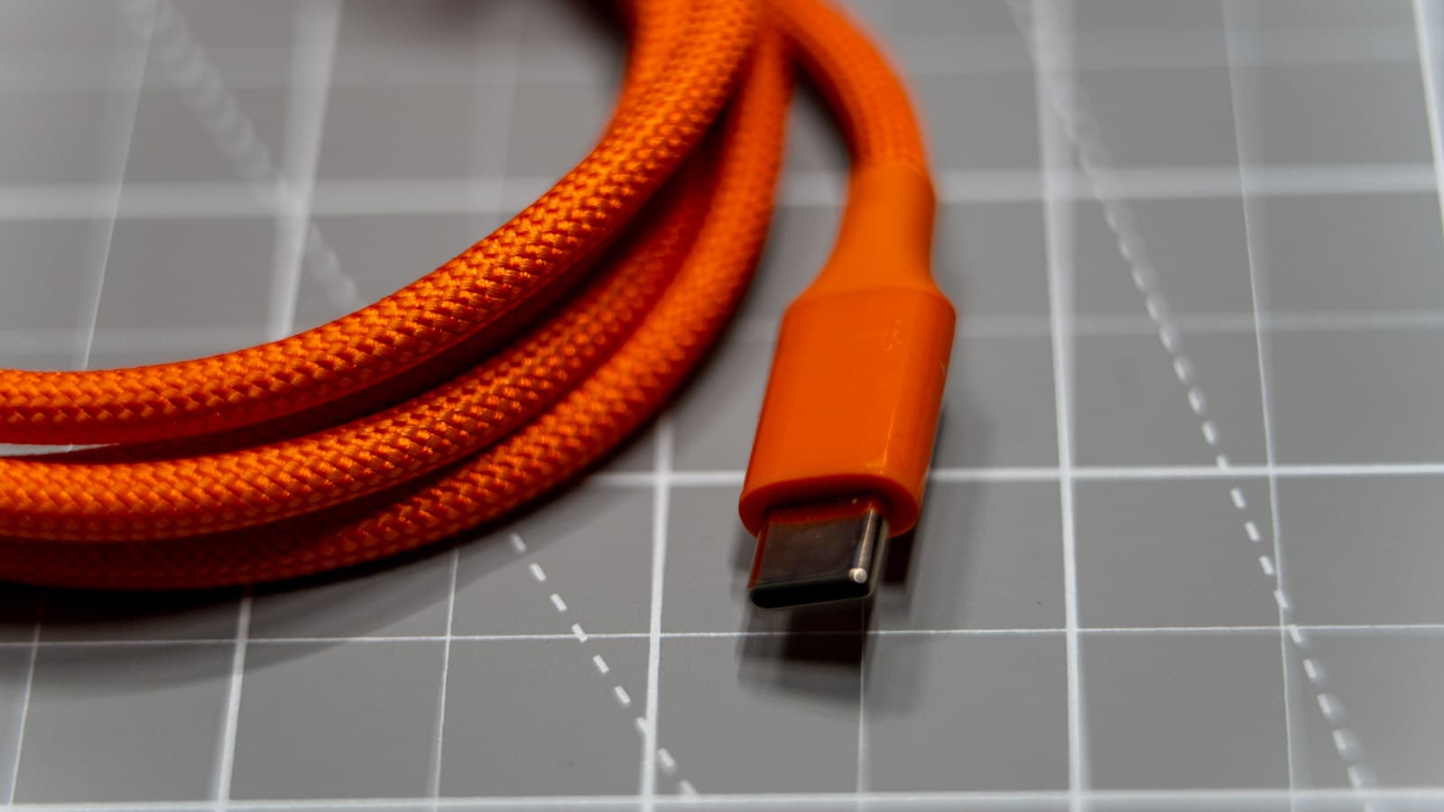 Bundled 100W braided USB-C to USB-C cable — Photo: Sergey Kuznetsov