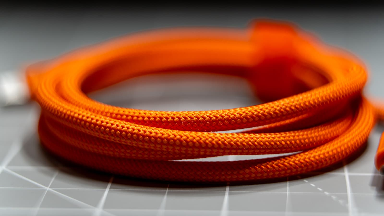 Reinforced connector housing and strain relief of the included cable — Photo: Sergey Kuznetsov