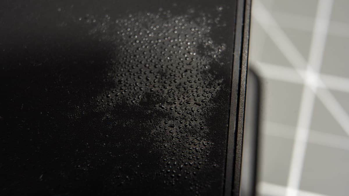 Macro photograph showing actual atmospheric condensation droplets condensing across the Peltier cooling plate