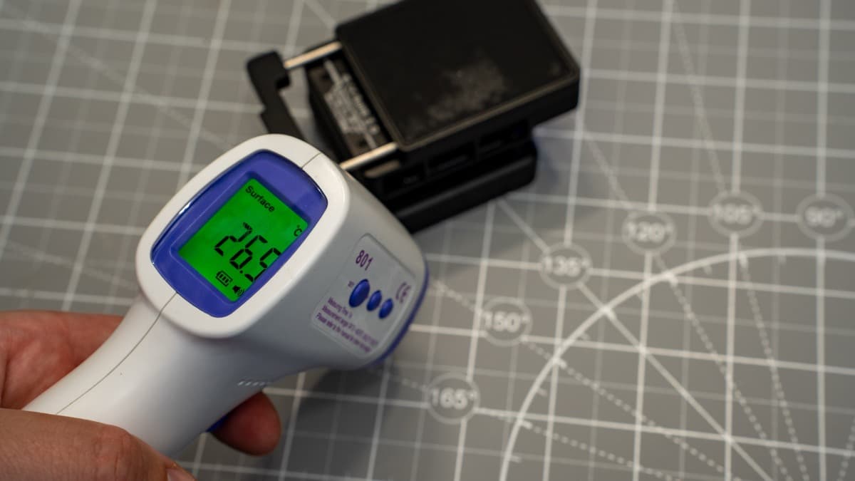 Non-contact infrared thermometer baseline measurement showing ambient room temperature at 26.5°C