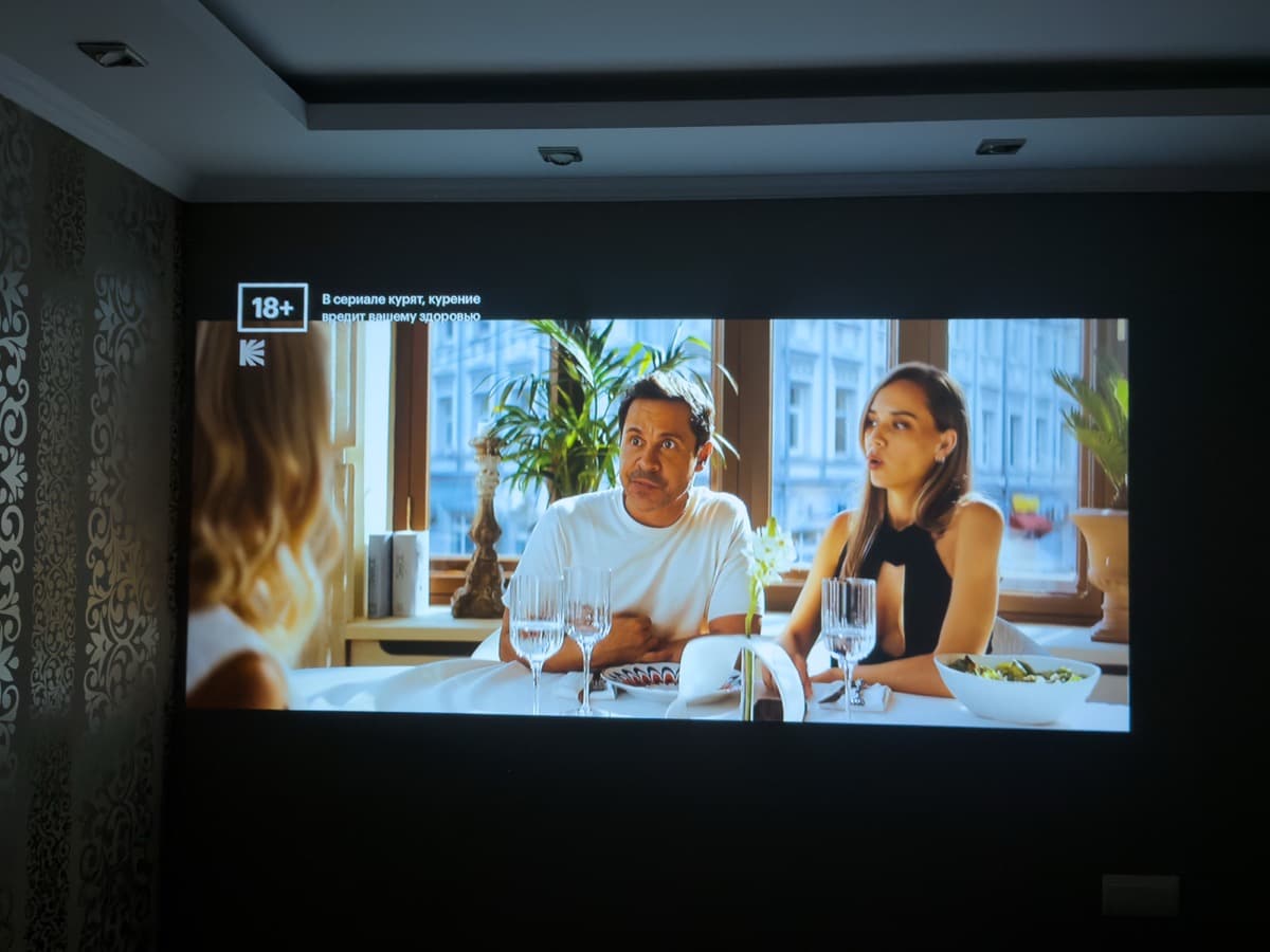 Color fidelity evaluation: warm indoor scene showing natural facial skin tones and balanced midtone gradation